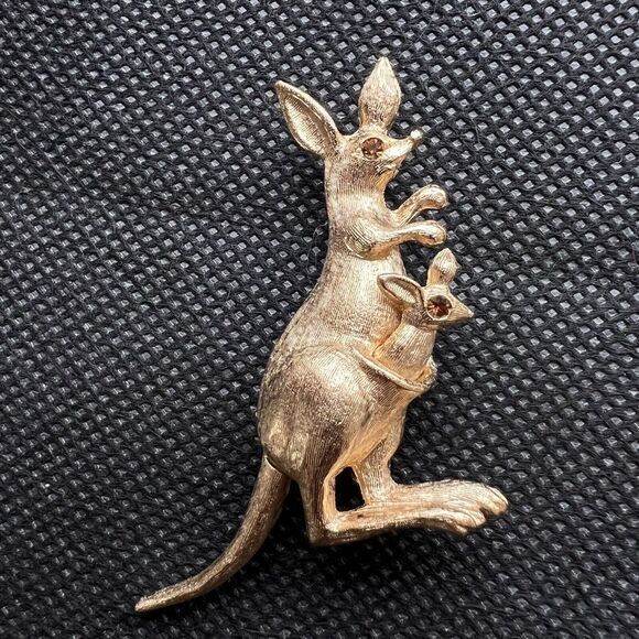 1975 VINTAGE AVON FASHION ACCENTS IN JEWELRY Kangaroo Gold-tone Pin 2.0 in - Picture 5 of 13